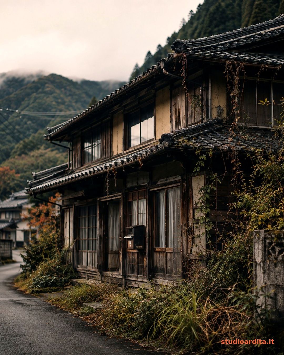 Una akiya, casa abbandonata, in un villaggio giapponese. Immagine generata con AI.