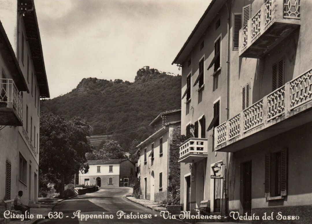 Cartolina d'epoca: Cireglio, via Modenese, veduta del Sasso.